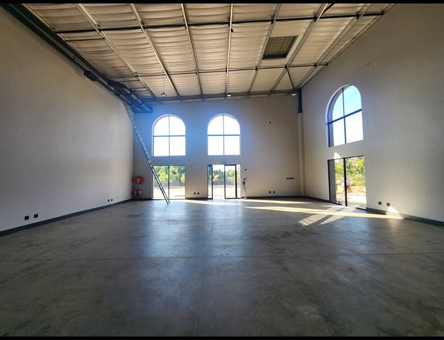 553M² WAREHOUSE TO LET IN ROOIHUISKRAAL